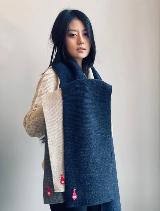 Soft, luxuriously and cozy scarfs. Knitted from a superfine alpaca yarn. Classic scarfs with a lovely feeling. Colours : creme white, navy blue and grey Material: 100% alpaca Patch: pink fish Sizes: Navy Blue color : 2.20 cm x 22 cm Grey color : 2.20 cm x 22 cm Creme White color : 200 cm x 22 cm Front Smart casual dress code