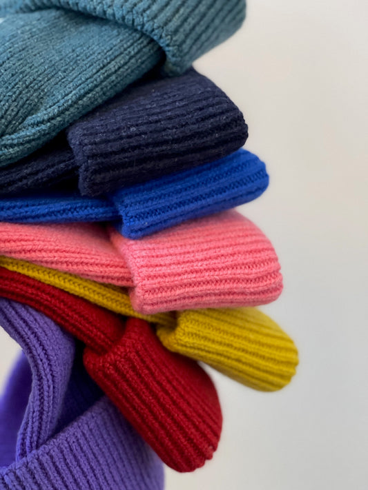 The soft, colorful, and warm kids/baby beanies crafted from luxurious lambswool yarn. Adorned with a playful fish patch for a touch of playfulness. ( The Turquoise color features a distinctive back label. The front of the label showcases a pink fish, turn the label around, and you'll find our logo discreetly placed on the back ) Vibrant palette of seven colors – Yellow, Purple, Red, Blue, Pink, Navy Blue and Turquoise. Detail