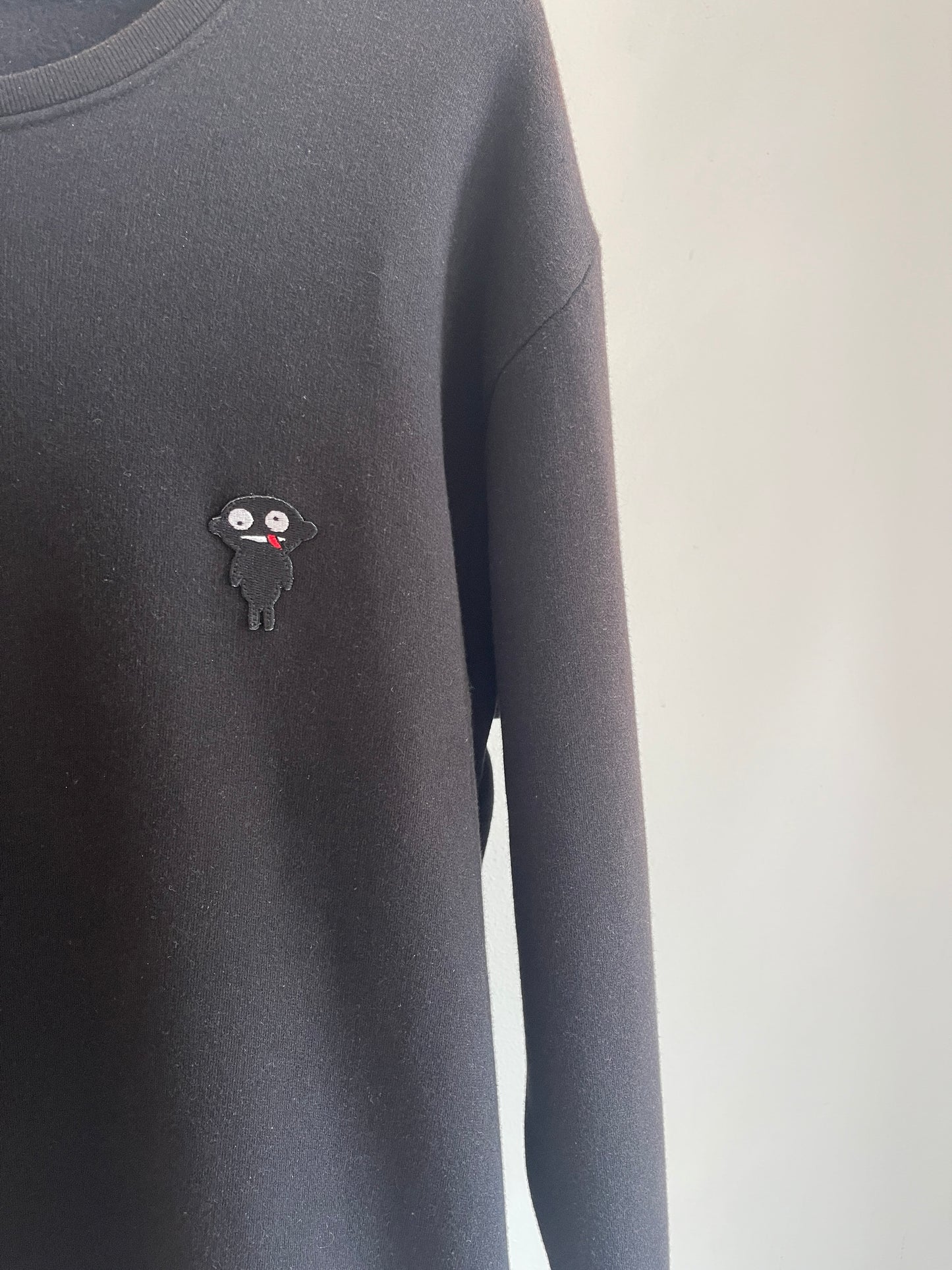 Beautifully crafted crewneck, with a classic, raglan-sleeved cut. Crafted from 100 % superfine cotton.. Raglan sleeves, ribbed trims and with teddy character patch. Colour: black Patch: teddy character