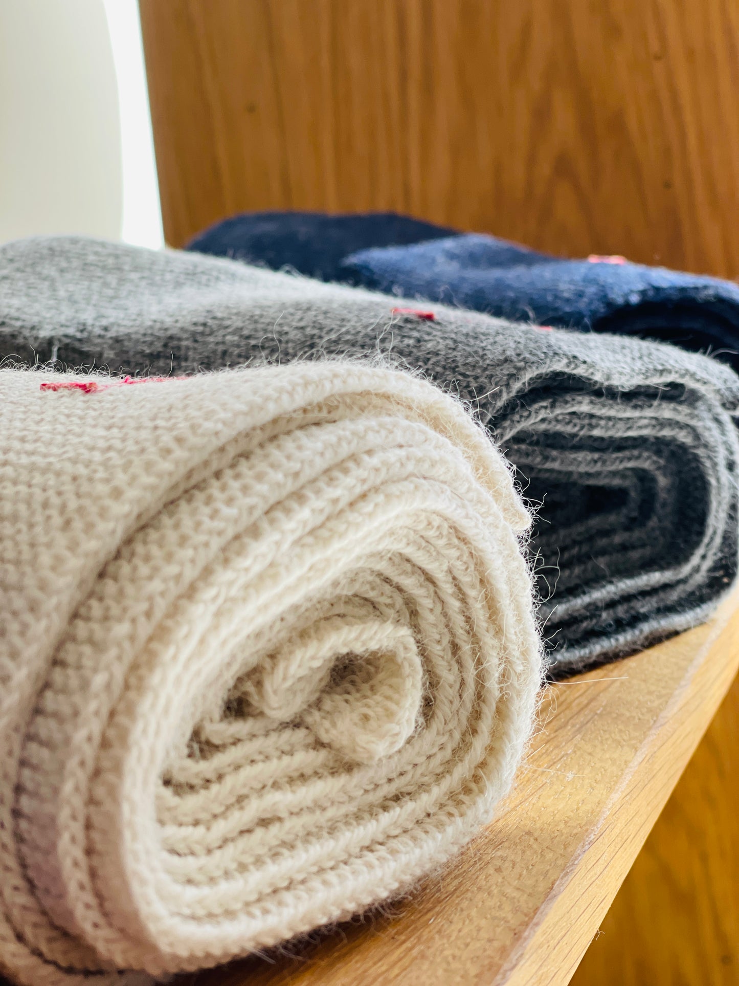 Soft, luxuriously and cozy scarfs. Knitted from a superfine alpaca yarn. Classic scarfs with a lovely feeling. Colours : creme white, navy blue and grey Material: 100% alpaca Patch: pink fish Sizes: Navy Blue color : 2.20 cm x 22 cm Grey color : 2.20 cm x 22 cm Creme White color : 200 cm x 22 cm Detail Smart casual dress code