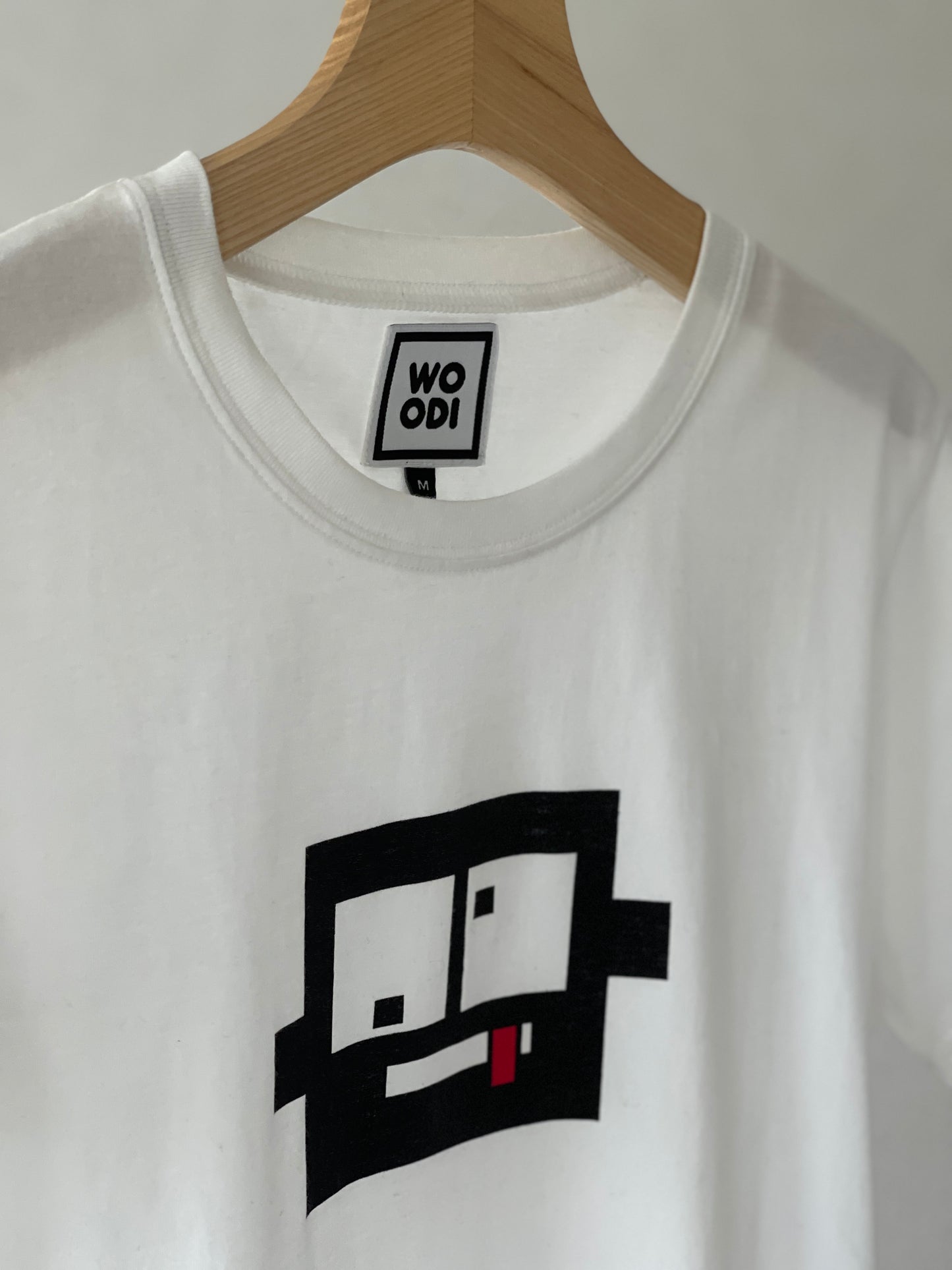 Regular fitted crewneck t-shirt. Cut from 100% superfine cotton, the shape makes it ideal for any occasion. The perfect piece for layering or wearing on its own. Colour: white Print: Teddy square Material: 100% cotton