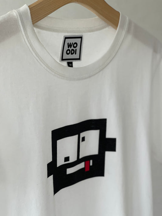 Regular fitted crewneck t-shirt. Cut from 100% superfine cotton, the shape makes it ideal for any occasion. The perfect piece for layering or wearing on its own. Colour: white Print: Teddy square Material: 100% cotton