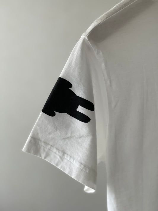 Regular fitted crewneck t-shirt. Cut from 100% superfine cotton, the shape makes it ideal for any occasion. Colour: white Print: teddy character printed on the right arm sleeve and WOODI logo, printed on the left side at the bottom Materia