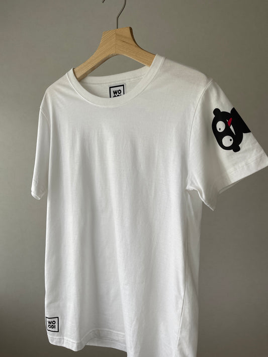 Regular fitted crewneck t-shirt. Cut from 100% superfine cotton, the shape makes it ideal for any occasion. Colour: white Print: teddy character printed on the right arm sleeve and WOODI logo, printed on the left side at the bottom Materia