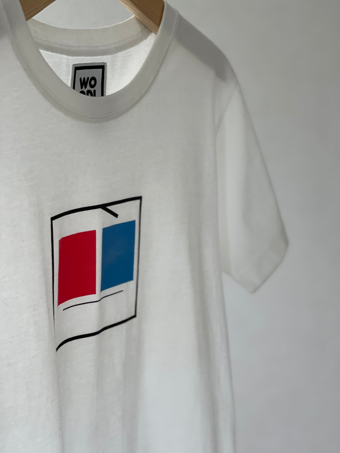 Regular fitted crewneck t-shirt. Cut from 100% superfine cotton, the shape makes it ideal for any occasion. The perfect piece for layering or wearing on its own. Colour: white Print: WOODI square character Material: 100% cotton