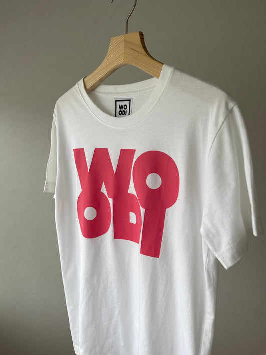 Regular fitted crewneck t-shirt. Cut from 100% superfine cotton, the shape makes it ideal for any occasion. The perfect piece for layering or wearing on its own. Colour: white Print: WOODI pink logo Material: 100% cotton