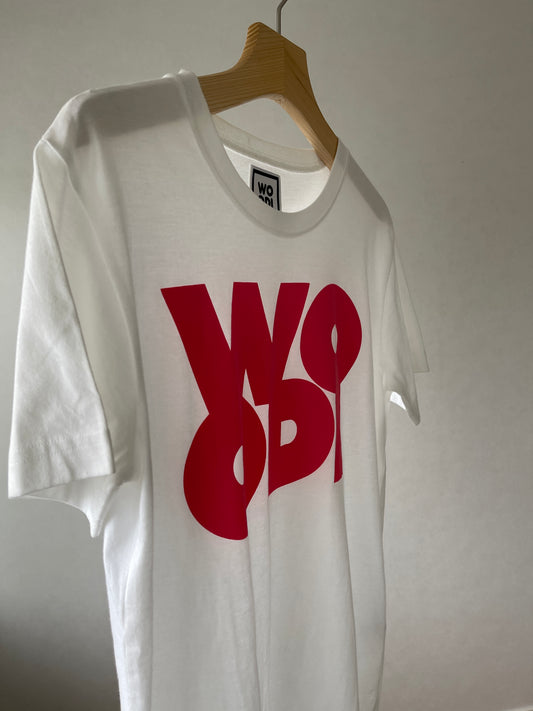 Regular fitted crewneck t-shirt. Cut from 100% superfine cotton, the shape makes it ideal for any occasion. The perfect piece for layering or wearing on its own. Colour: white Print: WOODI pink logo Material: 100% cotton