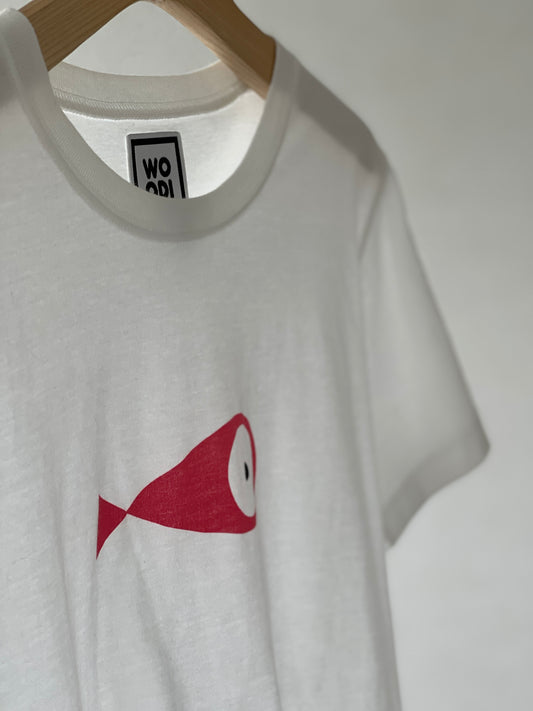 Regular fitted crewneck t-shirt. Cut from 100% superfine cotton, the shape makes it ideal for any occasion. The perfect piece for layering or wearing on its own. Colour: white Print: pink fish Material: 100% cotton