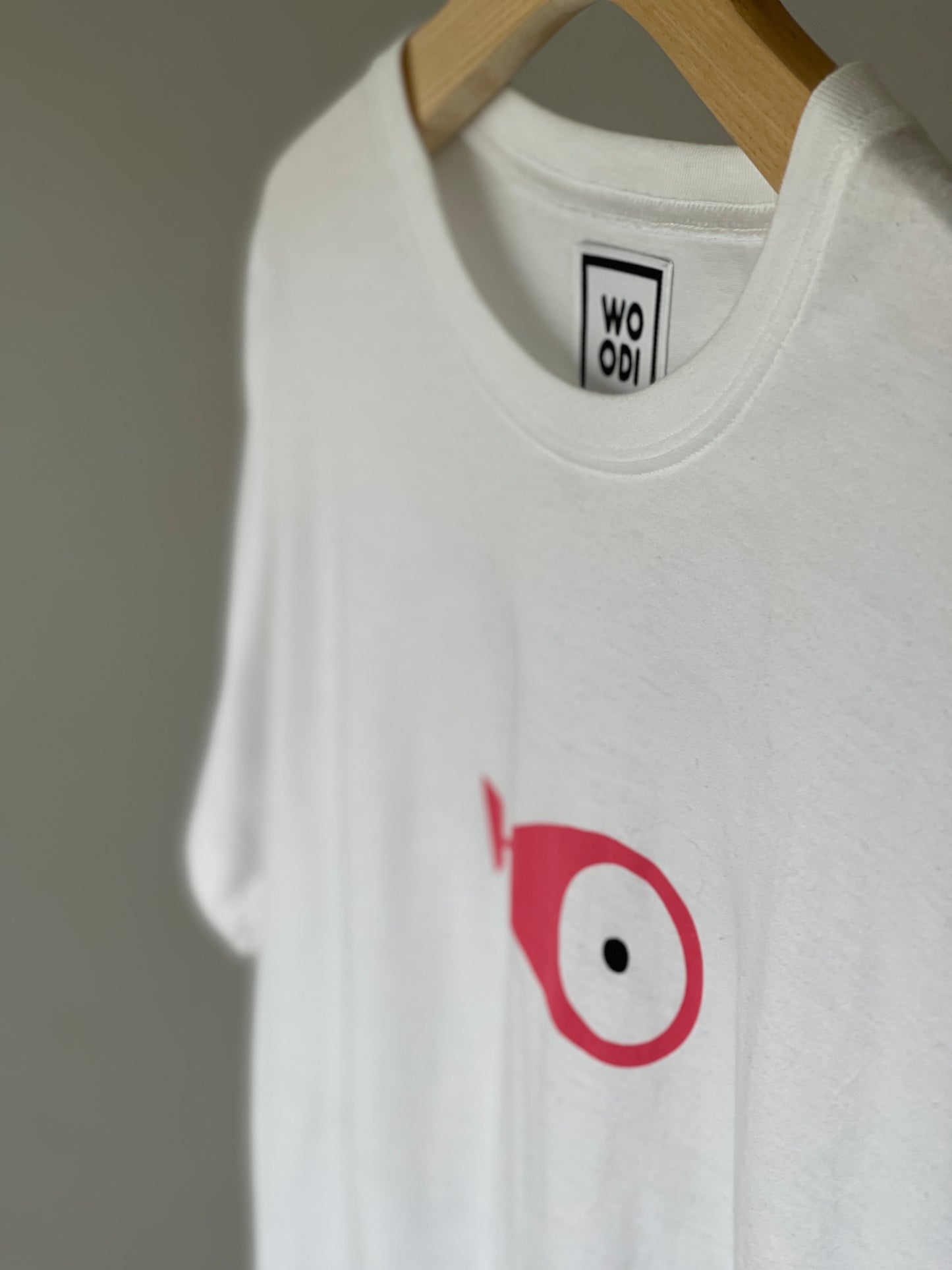 Regular fitted crewneck t-shirt. Cut from 100% superfine cotton, the shape makes it ideal for any occasion. The perfect piece for layering or wearing on its own. Colour: white Print: pink fish Material: 100% cotton