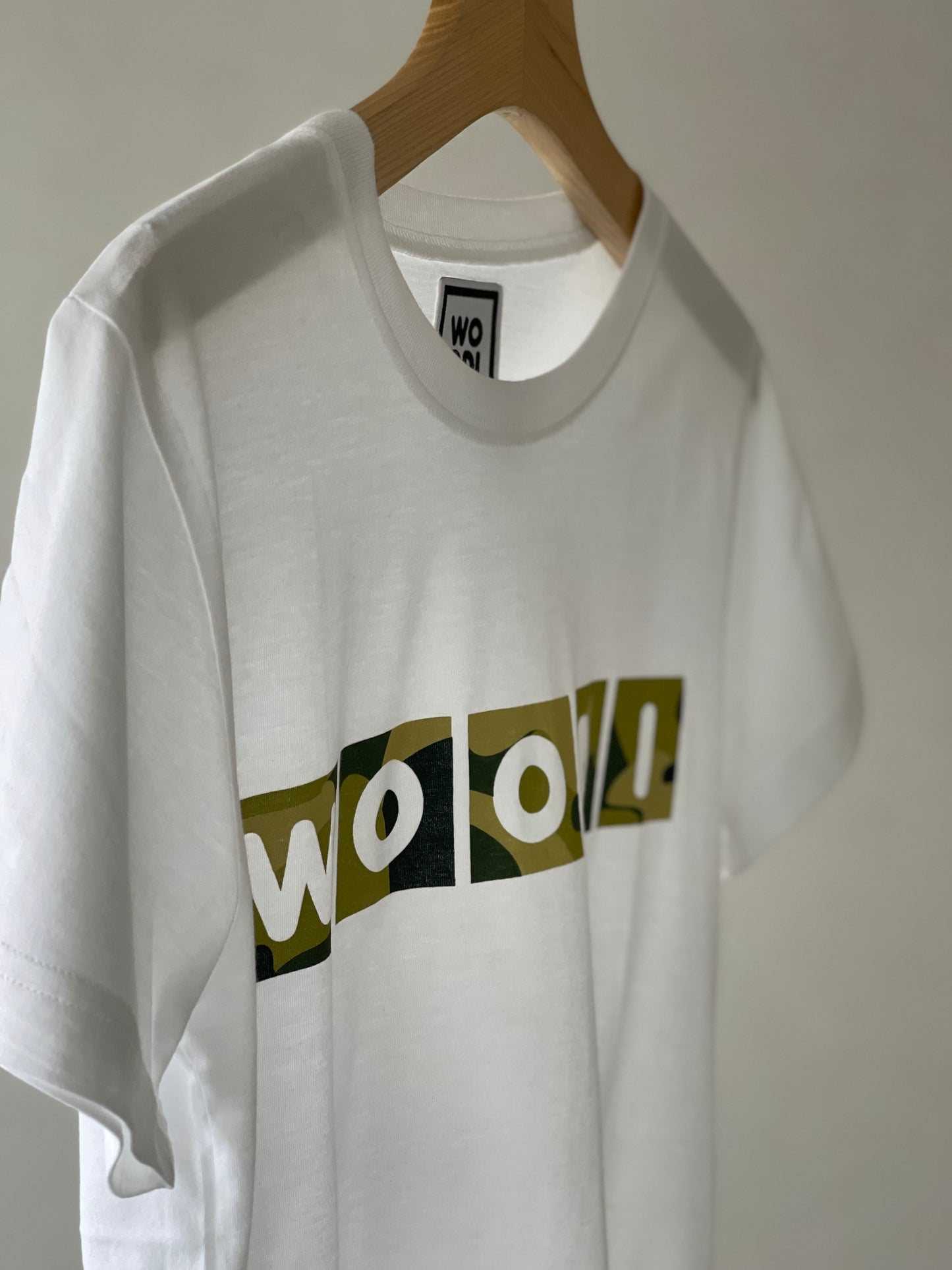 Regular fitted crewneck t-shirt. Cut from 100% superfine cotton, the shape makes it ideal for any occasion. The perfect piece for layering or wearing on its own. Colour: white Print: WOODI text green print Material: 100% cotton