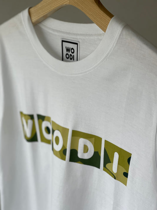Regular fitted crewneck t-shirt. Cut from 100% superfine cotton, the shape makes it ideal for any occasion. The perfect piece for layering or wearing on its own. Colour: white Print: WOODI text green print Material: 100% cotton