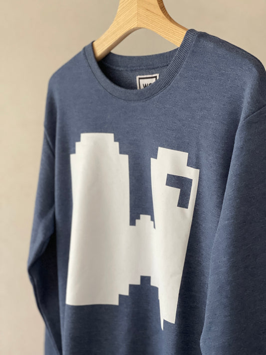 Beautifully crafted crewneck, with a classic, raglan-sleeved cut. The unique combination of cotton and polyester in its composition ensures a soft, breathable feel, making it an ideal choice for various occasions. Raglan sleeves, ribbed trims and with a 8 bit "W" double print adding a modern and playful element to the design. Front side