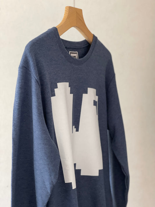 Beautifully crafted crewneck, with a classic, raglan-sleeved cut. The unique combination of cotton and polyester in its composition ensures a soft, breathable feel, making it an ideal choice for various occasions. Raglan sleeves, ribbed trims and with a 8 bit "W" double print adding a modern and playful element to the design.Front side