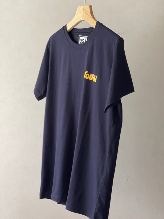 Regular fitted crewneck t-shirt. Cut from 100% superfine cotton, the shape makes it ideal for any occasion. The perfect piece for layering or wearing on its own. Colour: navy blue Print: front WOODI swirl text and pink fish Material: 100% cotton