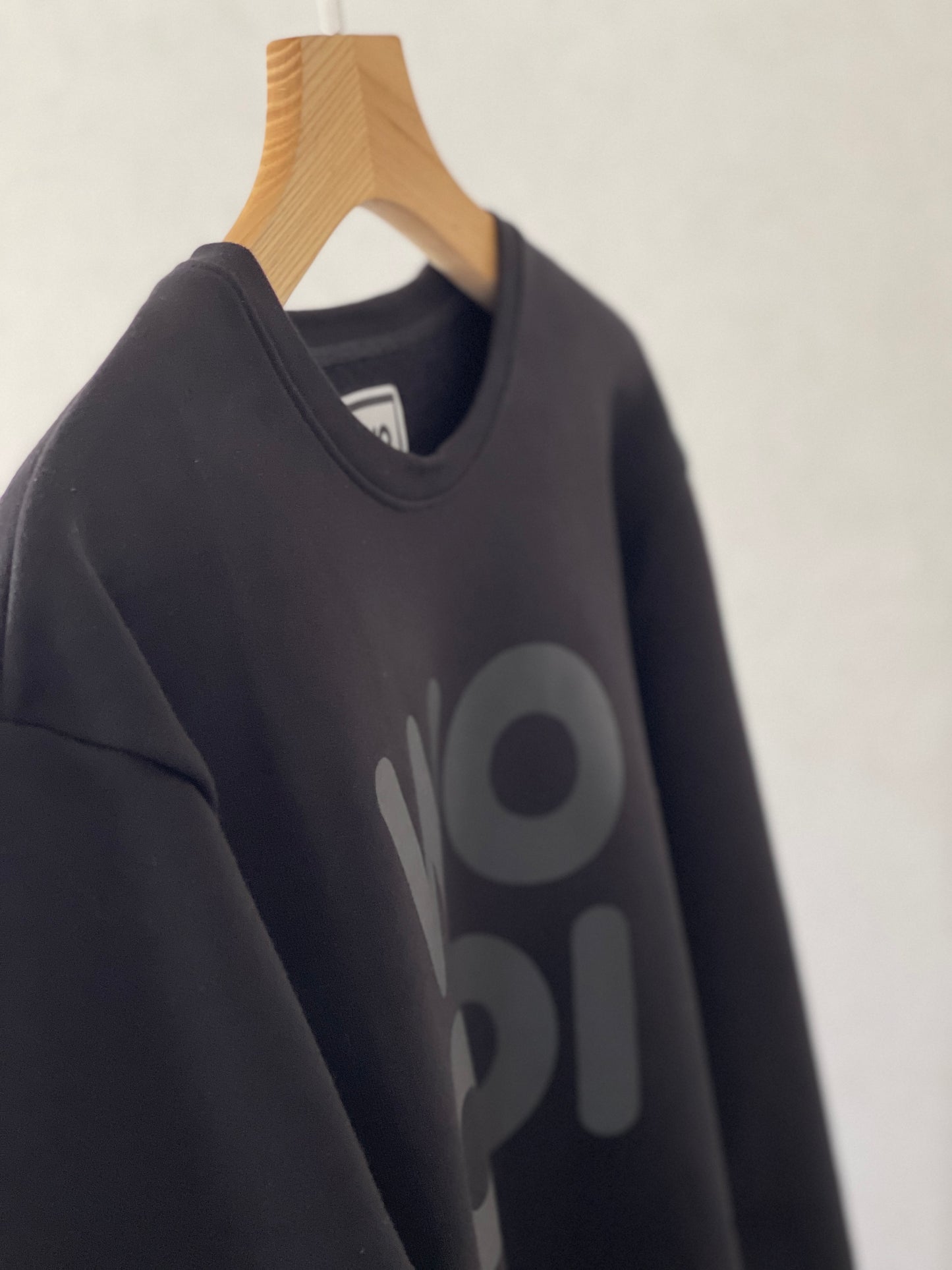 Beautifully crafted crewneck, with a classic, raglan-sleeved cut. Crafted from 100 % superfine cotton. Raglan sleeves, ribbed trims and with a double printed WOODI logo on the chest and a teddy character print on the back of the neck. Colour: black Material: 100% cotton
