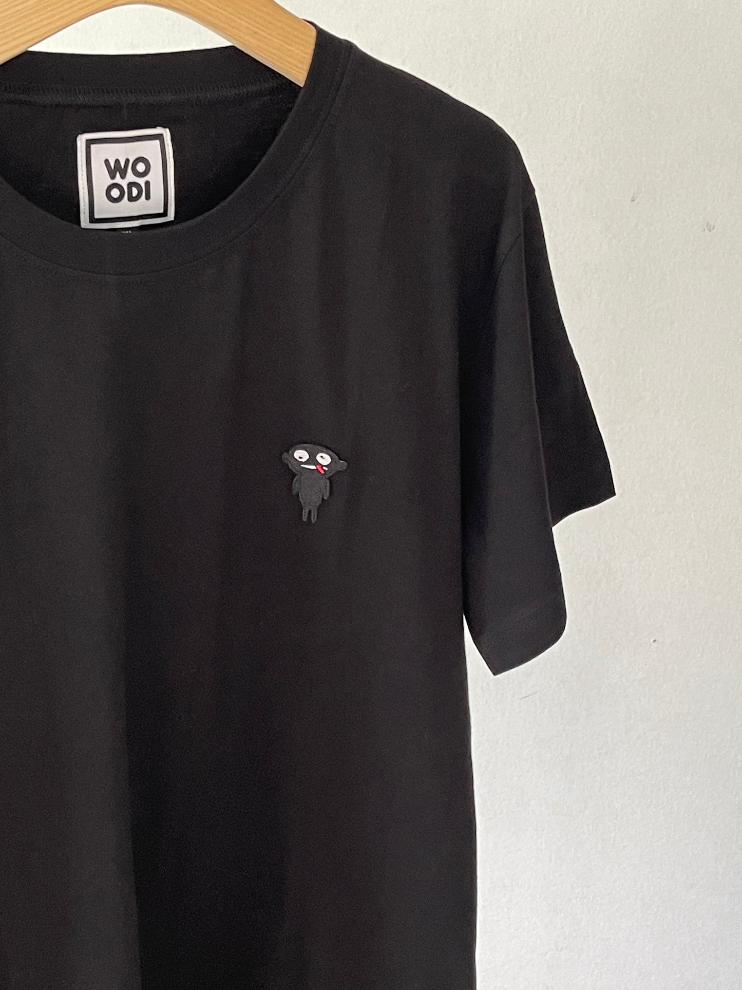 Regular fitted crewneck t-shirt. Cut from 100% superfine cotton, the shape makes it ideal for any occasion. The perfect piece for layering or wearing on its own. Colour: white and black Patch: teddy character