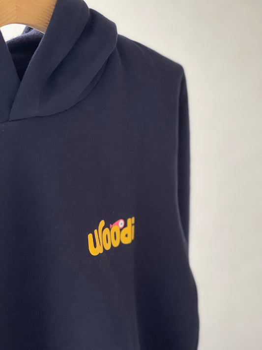 Super cozy hoodie with a kangaroo pocket in the front with no drawstrings. Crafted from the finest cotton. Raglan sleeves, ribbed trims. The pieces have a WOODI swirl text and fish print in the front. Colour: navy blue Material: 100% cotton