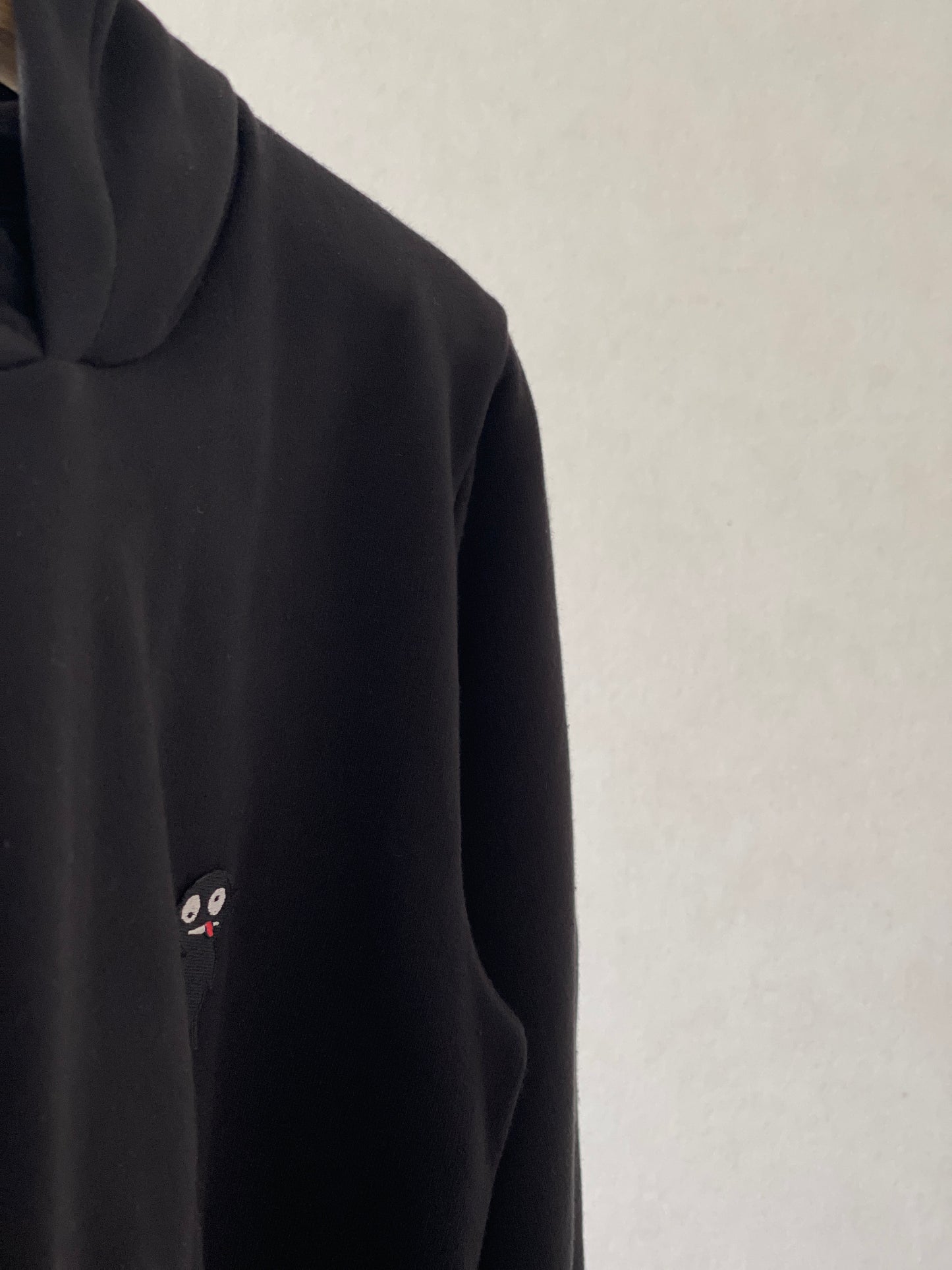 Super cozy hoodie with a kangaroo pocket in the front with no drawstrings. Crafted from comfortable and the finest cotton. Raglan sleeves, ribbed trims and with teddy character patch. Colour: black Patch: teddy character