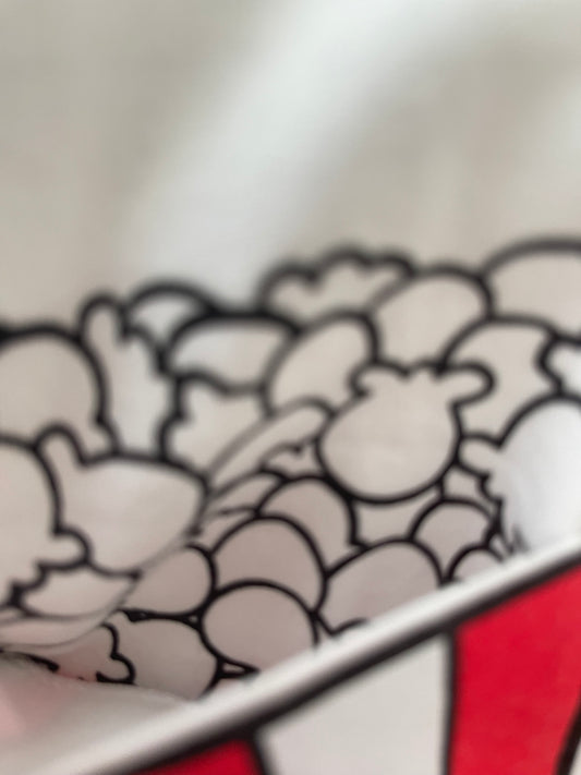 Regular fitted crewneck t-shirt. Cut from 100% superfine cotton, the shape makes it ideal for any occasion. The perfect piece for layering or wearing on its own. Colour: white Pocket: front pocket with printed popcorns inside Material: 100% cotton. Detail