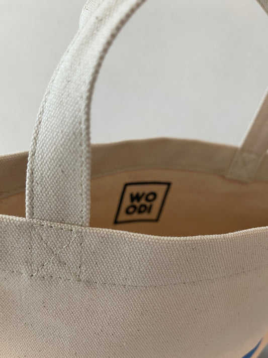 Lovely tote bag crafted from a organic cotton canvas. Short handles. A great companion that will never let you down. Perfect for the beach, school, shopping and weekend trips. Red & blue dots on both sides of the tote bag. WOODI logo print inside Size : 39 cm x 35 cm