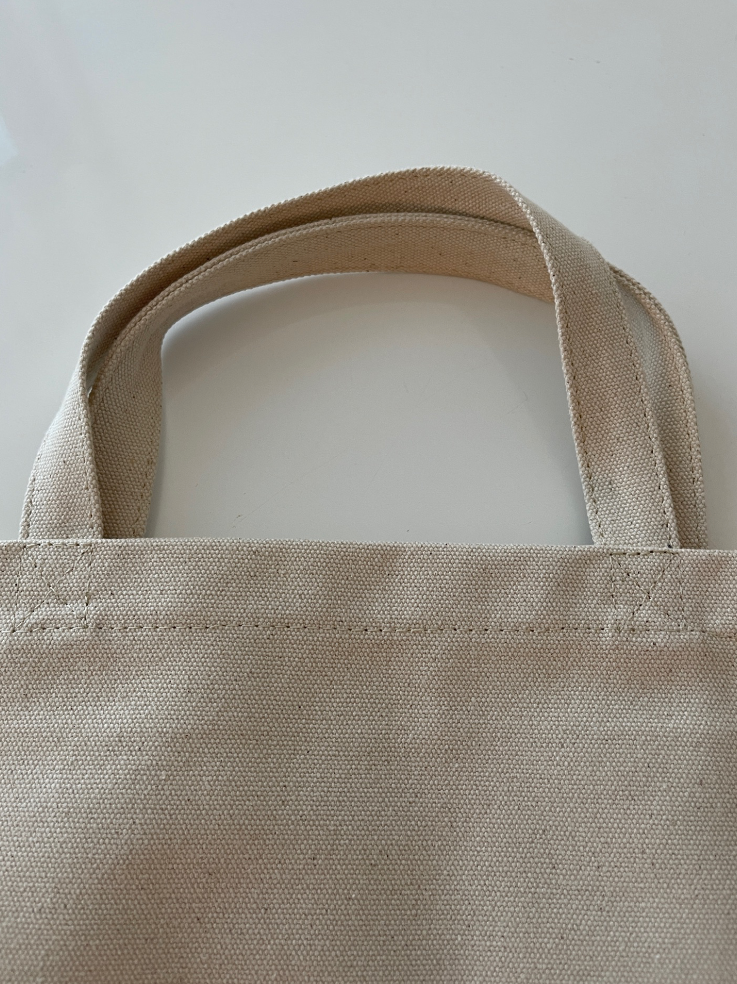 Lovely tote bag crafted from a organic cotton canvas. Short handles. A great companion that will never let you down. Perfect for the beach, school, shopping and weekend trips. Red & blue dots on both sides of the tote bag. WOODI logo print inside Size : 39 cm x 35 cm