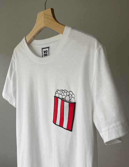 Regular fitted crewneck t-shirt. Cut from 100% superfine cotton, the shape makes it ideal for any occasion. The perfect piece for layering or wearing on its own. Colour: white Pocket: front pocket with printed popcorns inside Material: 100% cotton
