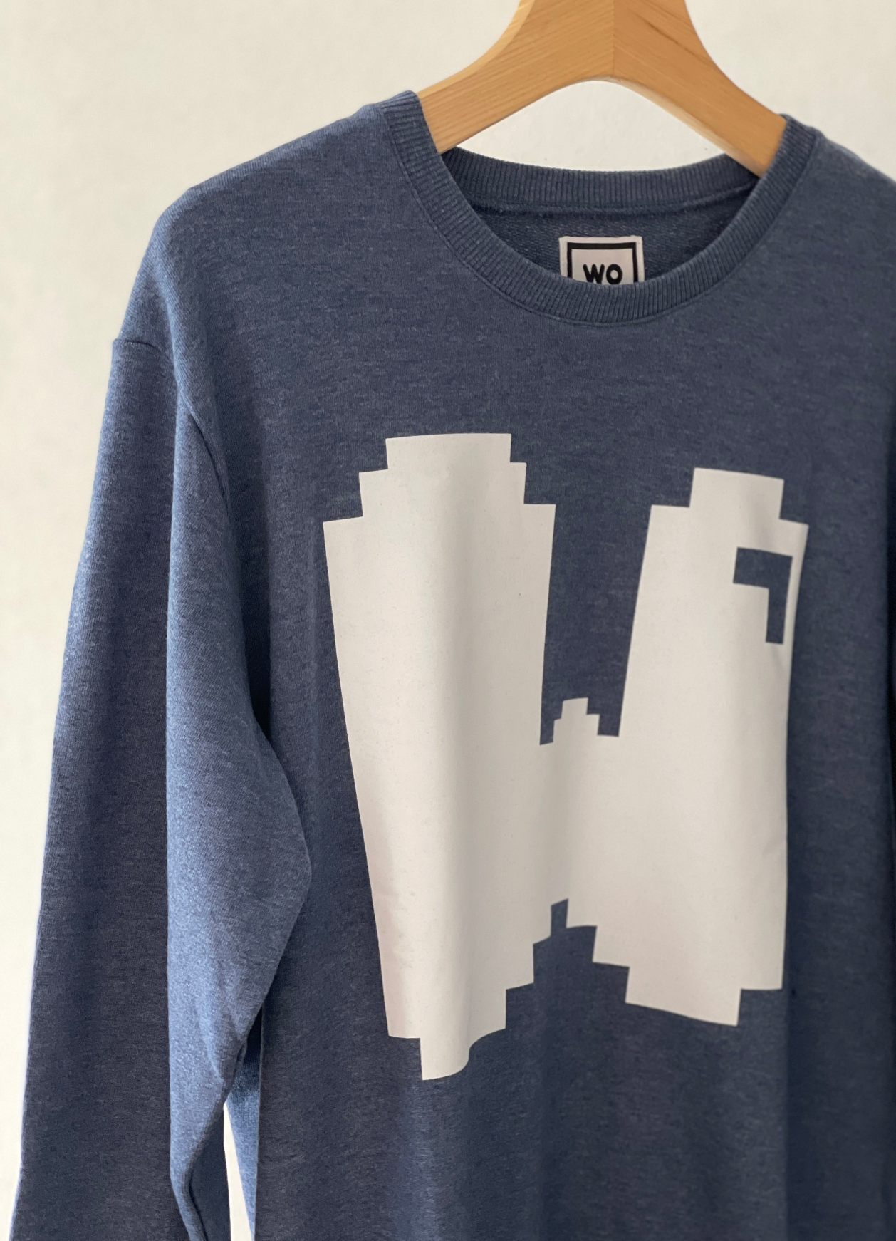 Beautifully crafted crewneck, with a classic, raglan-sleeved cut. The unique combination of cotton and polyester in its composition ensures a soft, breathable feel, making it an ideal choice for various occasions. Raglan sleeves, ribbed trims and with a 8 bit "W" double print adding a modern and playful element to the design. Front