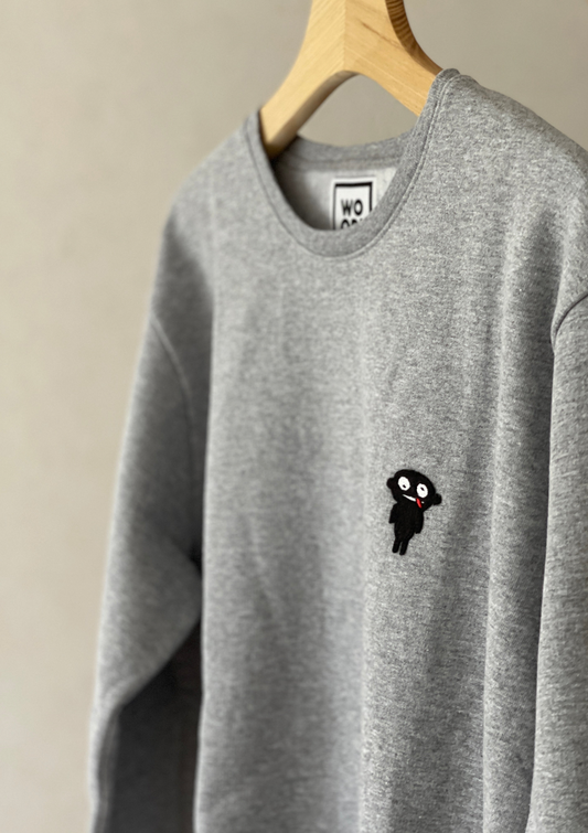Beautifully crafted crewneck, with a classic, raglan-sleeved cut. Crafted from cotton and polyester blend. Raglan sleeves, ribbed trims and with teddy character patch. Colour: light grey Patch: teddy character