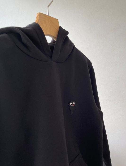 Super cozy hoodie with a kangaroo pocket in the front with no drawstrings. Crafted from comfortable and the finest cotton. Raglan sleeves, ribbed trims and with teddy character patch. Colour: black Patch: teddy character