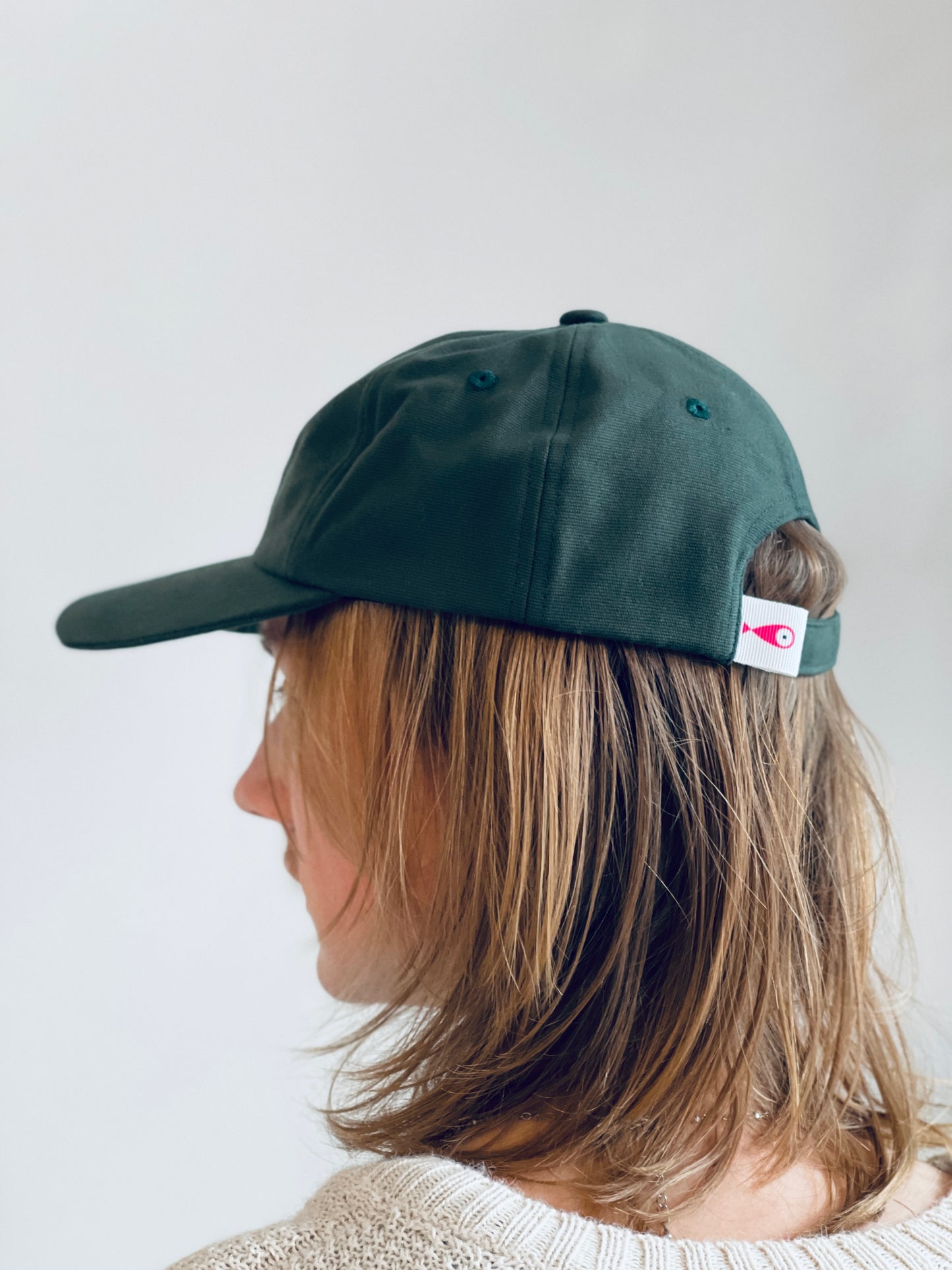 Cap Classic "Fish"  Slightly curved brim  Fish embroidery on front  Label on the back  Buckle to adjust the fit  5 Colors available : Navy Blue, Black, Pink, Olive Green and Light Beige  100 % cotton  One size 