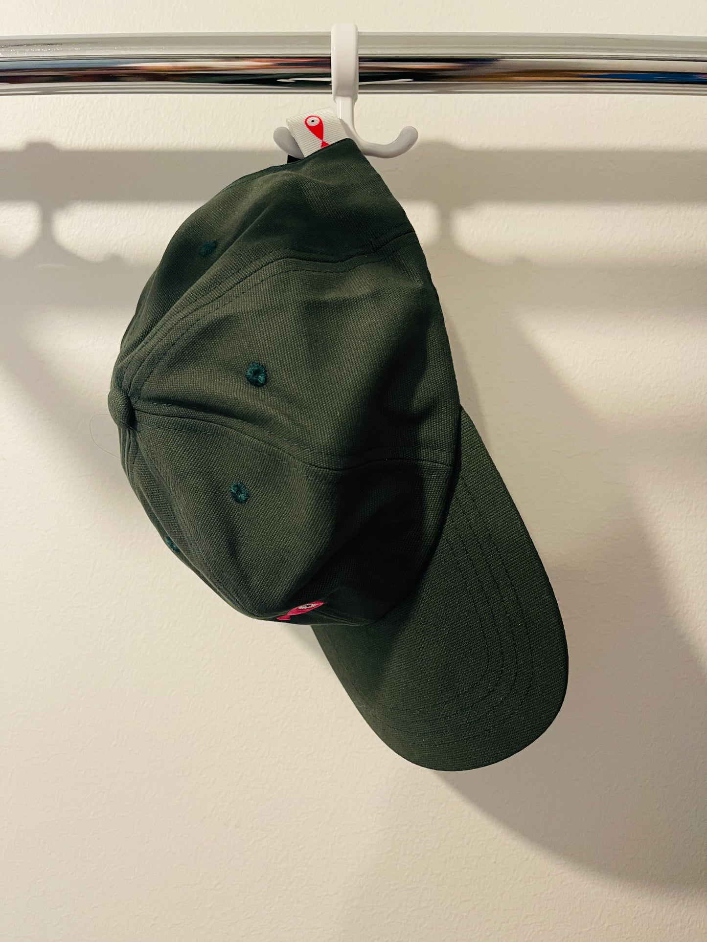 Cap Classic "Fish"  Slightly curved brim  Fish embroidery on front  Label on the back  Buckle to adjust the fit  5 Colors available : Navy Blue, Black, Pink, Olive Green and Light Beige  100 % cotton  One size 