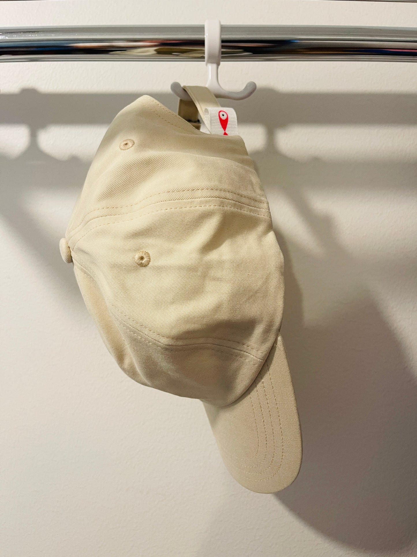 Cap Classic "Fish"  Slightly curved brim  Fish embroidery on front  Label on the back  Buckle to adjust the fit  5 Colors available : Navy Blue, Black, Pink, Olive Green and Light Beige  100 % cotton  One size  Profile