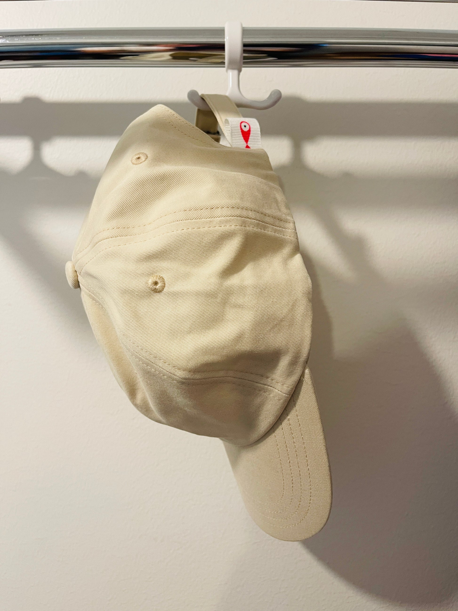 Cap Classic "Fish"  Slightly curved brim  Fish embroidery on front  Label on the back  Buckle to adjust the fit  5 Colors available : Navy Blue, Black, Pink, Olive Green and Light Beige  100 % cotton  One size  Profile