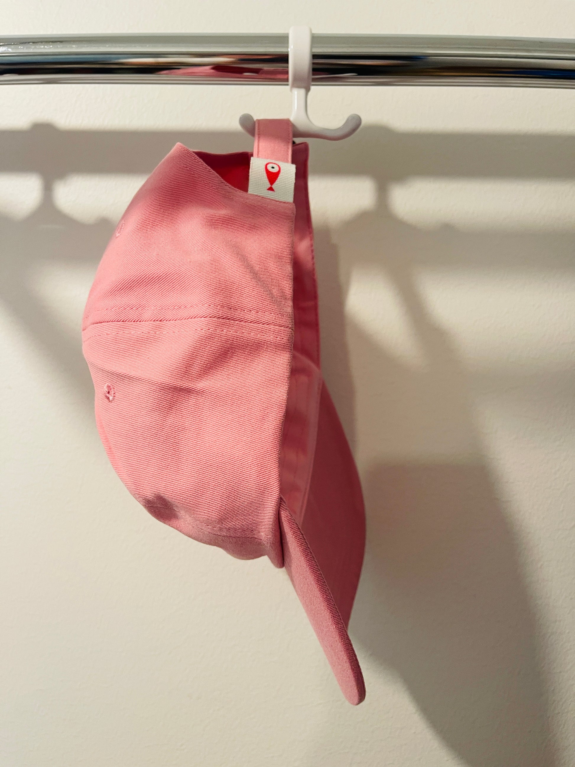 Cap Classic "Fish"  Slightly curved brim  Fish embroidery on front  Label on the back  Buckle to adjust the fit  5 Colors available : Navy Blue, Black, Pink, Olive Green and Light Beige  100 % cotton  One size  Profile Side