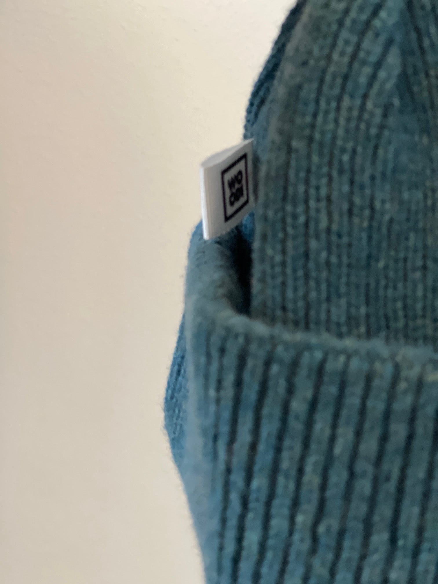The soft, colorful, and warm kids/baby beanies crafted from luxurious lambswool yarn.   Adorned with a playful fish patch for a touch of playfulness. ( The Turquoise color features a distinctive back label. The front of the label showcases a pink fish, turn the label around, and you'll find our logo discreetly placed on the back )  Vibrant palette of seven colors – Yellow, Purple, Red, Blue, Pink, Navy Blue and Turquoise. Detail
