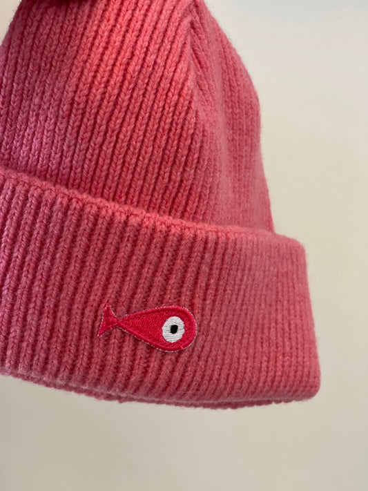 The soft, colorful, and warm kids/baby beanies crafted from luxurious lambswool yarn.   Adorned with a playful fish patch for a touch of playfulness. ( The Turquoise color features a distinctive back label. The front of the label showcases a pink fish, turn the label around, and you'll find our logo discreetly placed on the back )  Vibrant palette of seven colors – Yellow, Purple, Red, Blue, Pink, Navy Blue and Turquoise. Detail