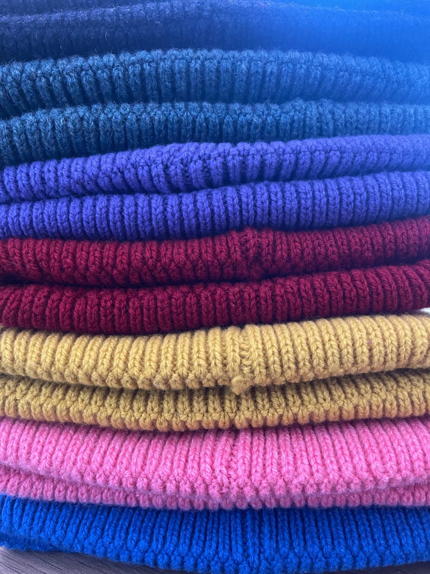 The soft, colorful, and warm kids/baby beanies crafted from luxurious lambswool yarn.   Adorned with a playful fish patch for a touch of playfulness. ( The Turquoise color features a distinctive back label. The front of the label showcases a pink fish, turn the label around, and you'll find our logo discreetly placed on the back )  Vibrant palette of seven colors – Yellow, Purple, Red, Blue, Pink, Navy Blue and Turquoise. Detail