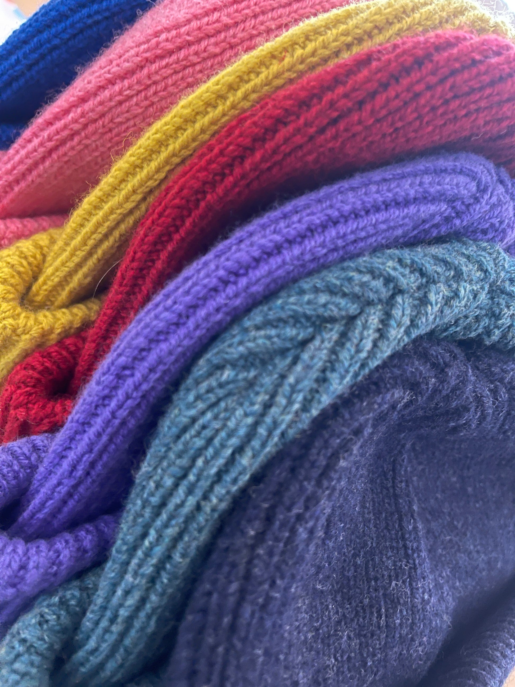 The soft, colorful, and warm kids/baby beanies crafted from luxurious lambswool yarn.   Adorned with a playful fish patch for a touch of playfulness. ( The Turquoise color features a distinctive back label. The front of the label showcases a pink fish, turn the label around, and you'll find our logo discreetly placed on the back )  Vibrant palette of seven colors – Yellow, Purple, Red, Blue, Pink, Navy Blue and Turquoise. Detail