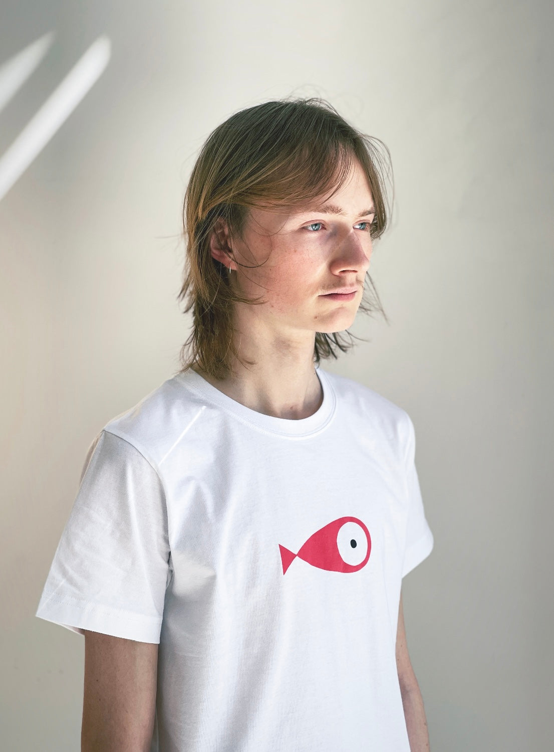 Regular fitted crewneck t-shirt. Cut from 100% superfine cotton, the shape makes it ideal for any occasion. The perfect piece for layering or wearing on its own.  Colour: white Print: pink fish Material: 100%  cotton