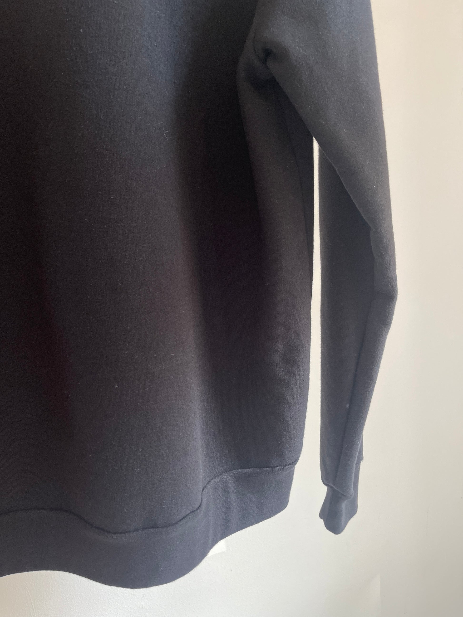 Beautifully crafted crewneck, with a classic, raglan-sleeved cut.  Crafted from 100 % superfine cotton.. Raglan sleeves, ribbed trims and with teddy character patch.  Colour: black Patch: teddy character