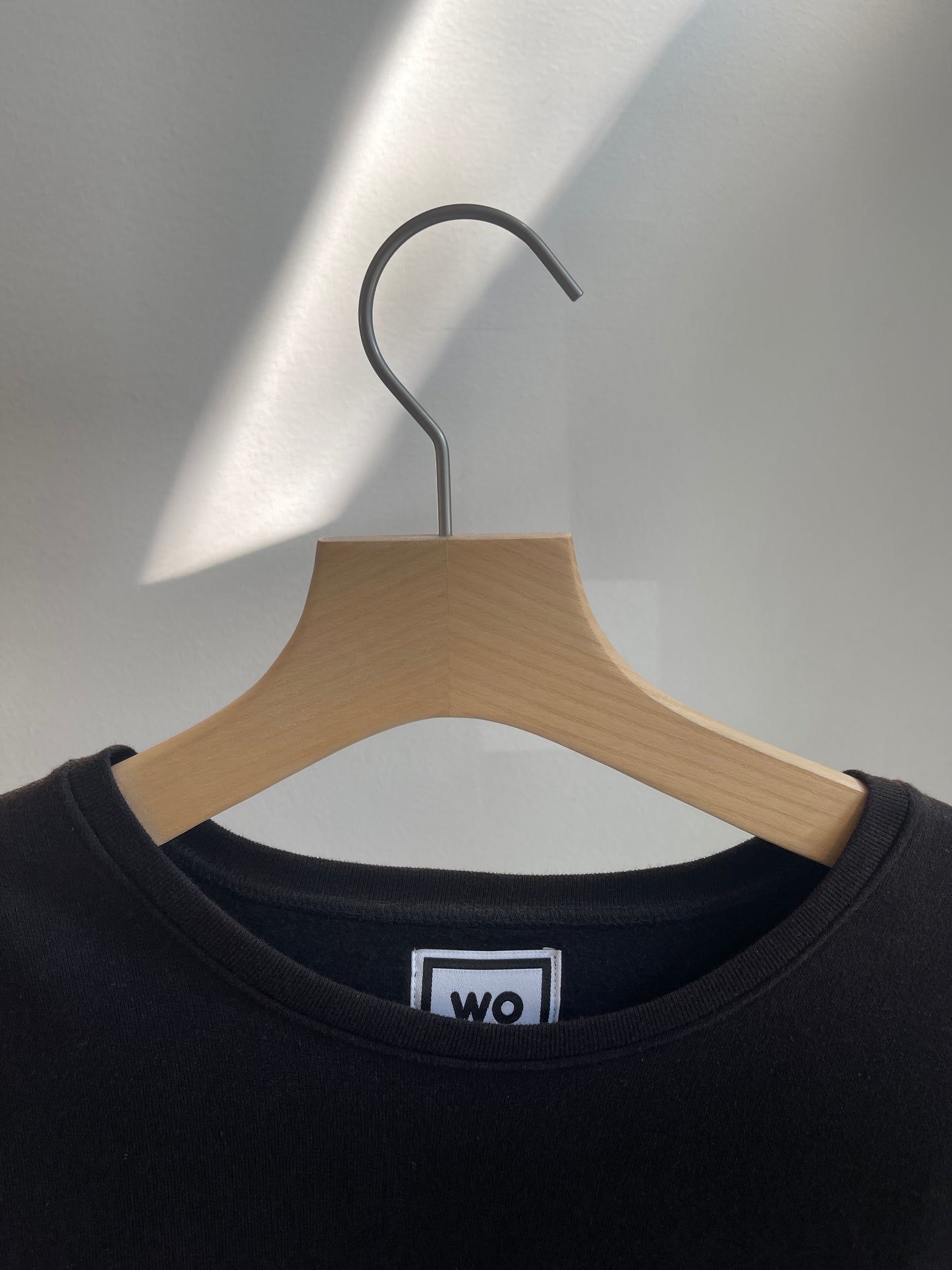 Beautifully crafted crewneck, with a classic, raglan-sleeved cut.  Crafted from 100 % superfine cotton.. Raglan sleeves, ribbed trims and with teddy character patch.  Colour: black Patch: teddy character