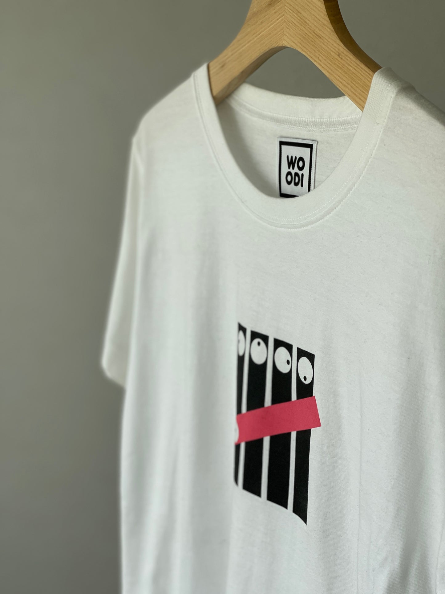 Regular fitted crewneck t-shirt. Cut from 100% superfine cotton, the shape makes it ideal for any occasion. The perfect piece for layering or wearing on its own. Detail