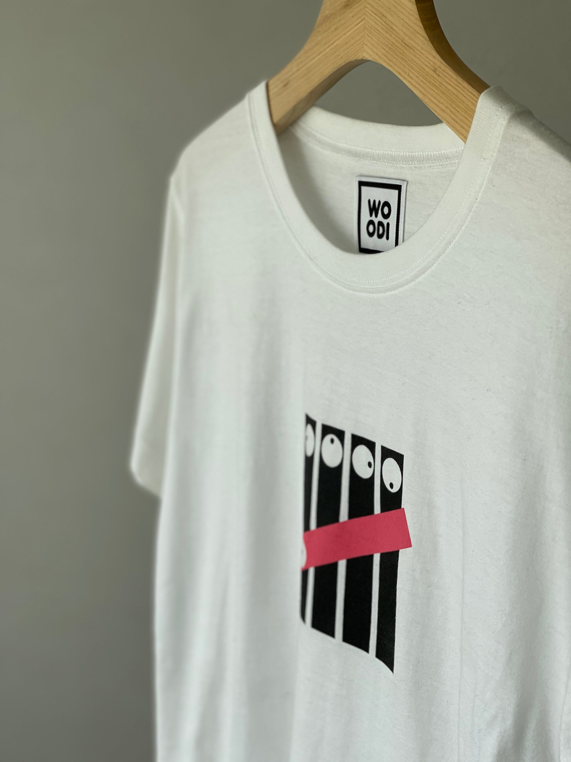 Regular fitted crewneck t-shirt. Cut from 100% superfine cotton, the shape makes it ideal for any occasion. The perfect piece for layering or wearing on its own. Detail