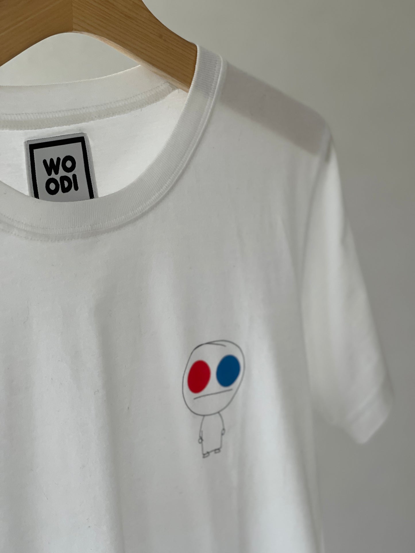 Regular fitted crewneck t-shirt. Cut from 100% superfine cotton, the shape makes it ideal for any occasion. The perfect piece for layering or wearing on its own.  Colour: white Print: WOODI character