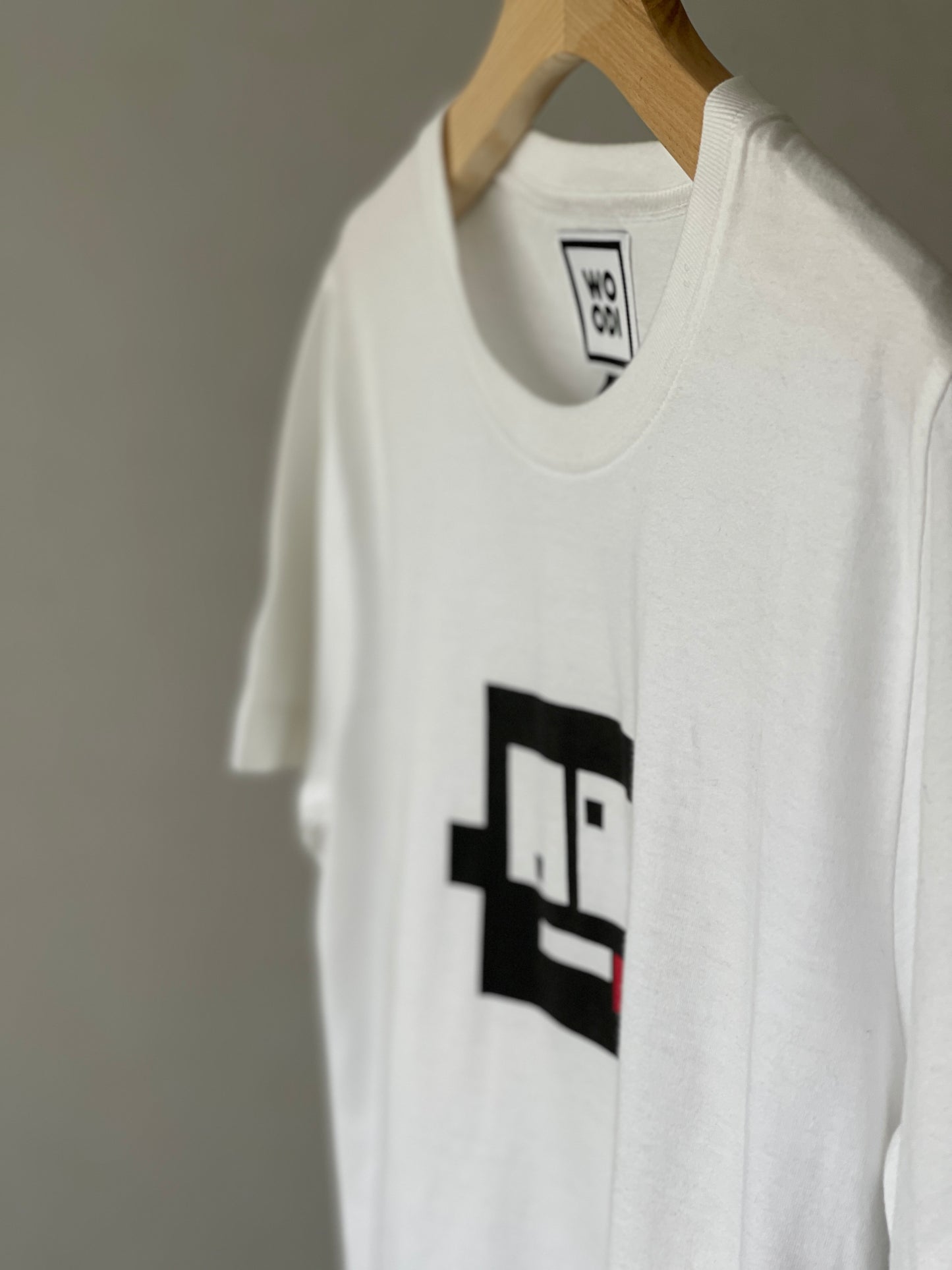 Regular fitted crewneck t-shirt. Cut from 100% superfine cotton, the shape makes it ideal for any occasion. The perfect piece for layering or wearing on its own.  Colour: white Print: Teddy square  Material: 100%  cotton