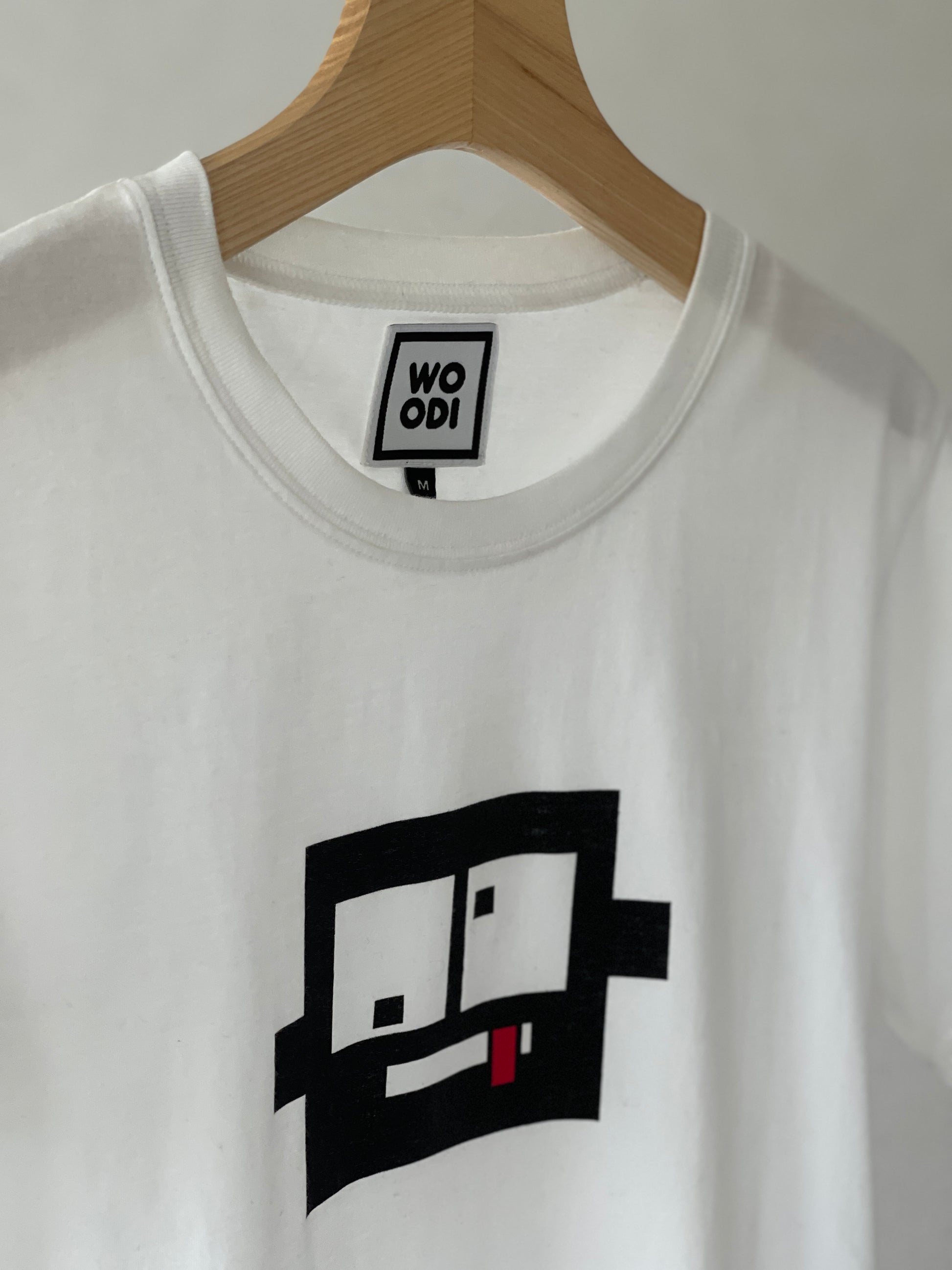 Regular fitted crewneck t-shirt. Cut from 100% superfine cotton, the shape makes it ideal for any occasion. The perfect piece for layering or wearing on its own.  Colour: white Print: Teddy square  Material: 100%  cotton