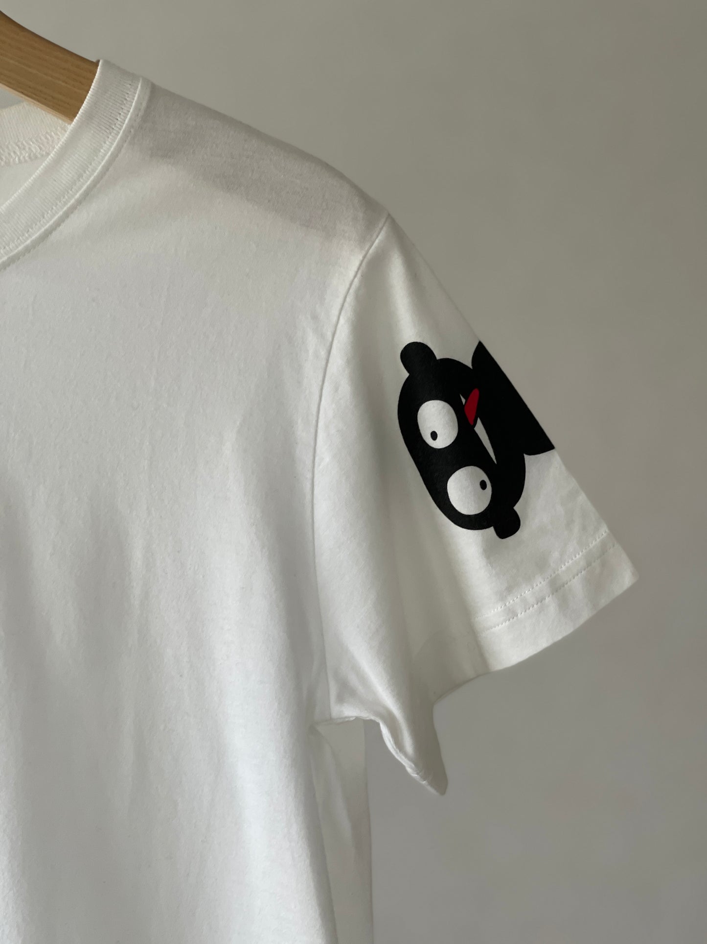 Regular fitted crewneck t-shirt. Cut from 100% superfine cotton, the shape makes it ideal for any occasion.    Colour: white Print: teddy character printed on the right arm sleeve and WOODI logo,  printed on the left side at the bottom Materia