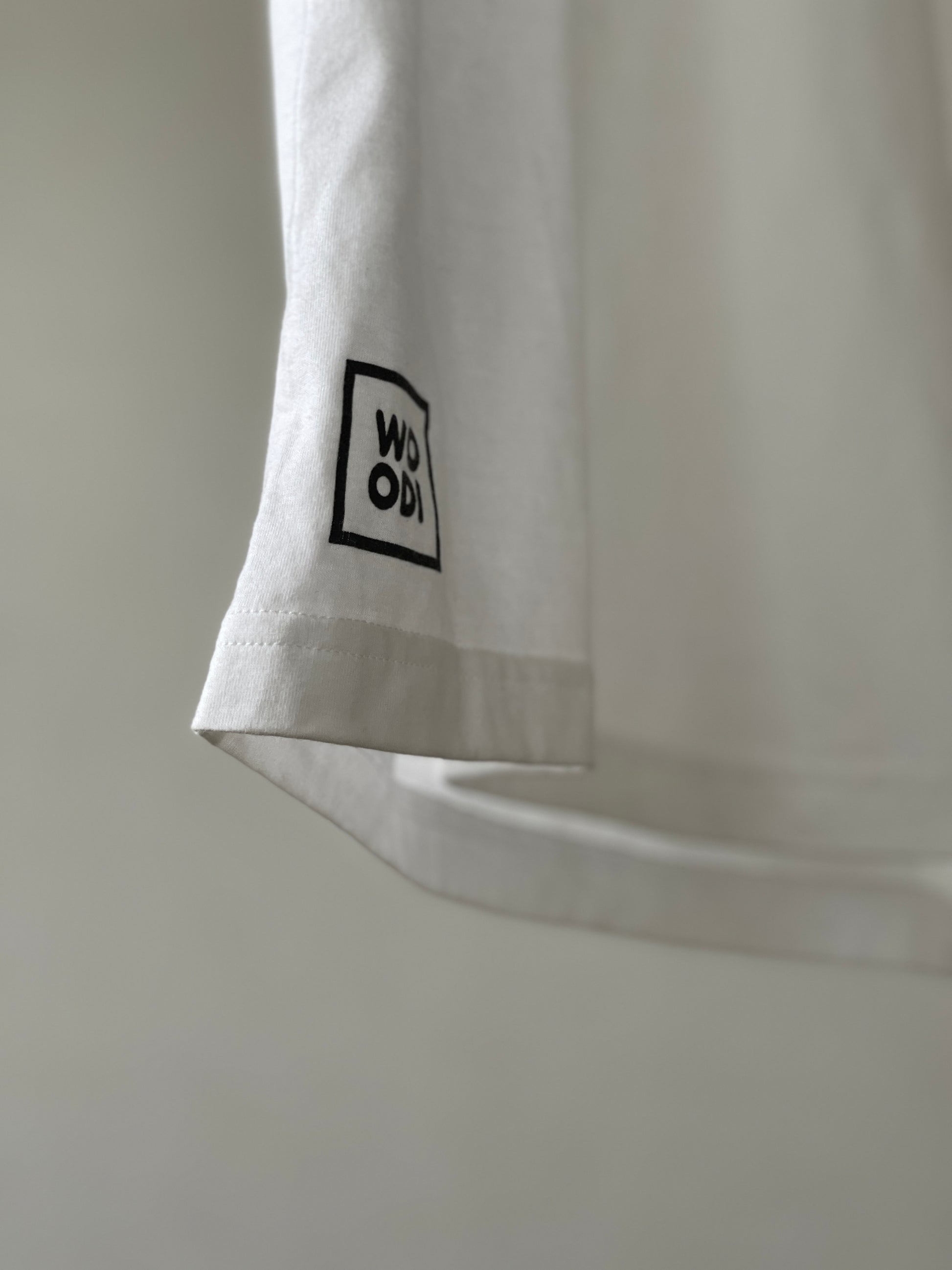 Regular fitted crewneck t-shirt. Cut from 100% superfine cotton, the shape makes it ideal for any occasion.    Colour: white Print: teddy character printed on the right arm sleeve and WOODI logo,  printed on the left side at the bottom Materia