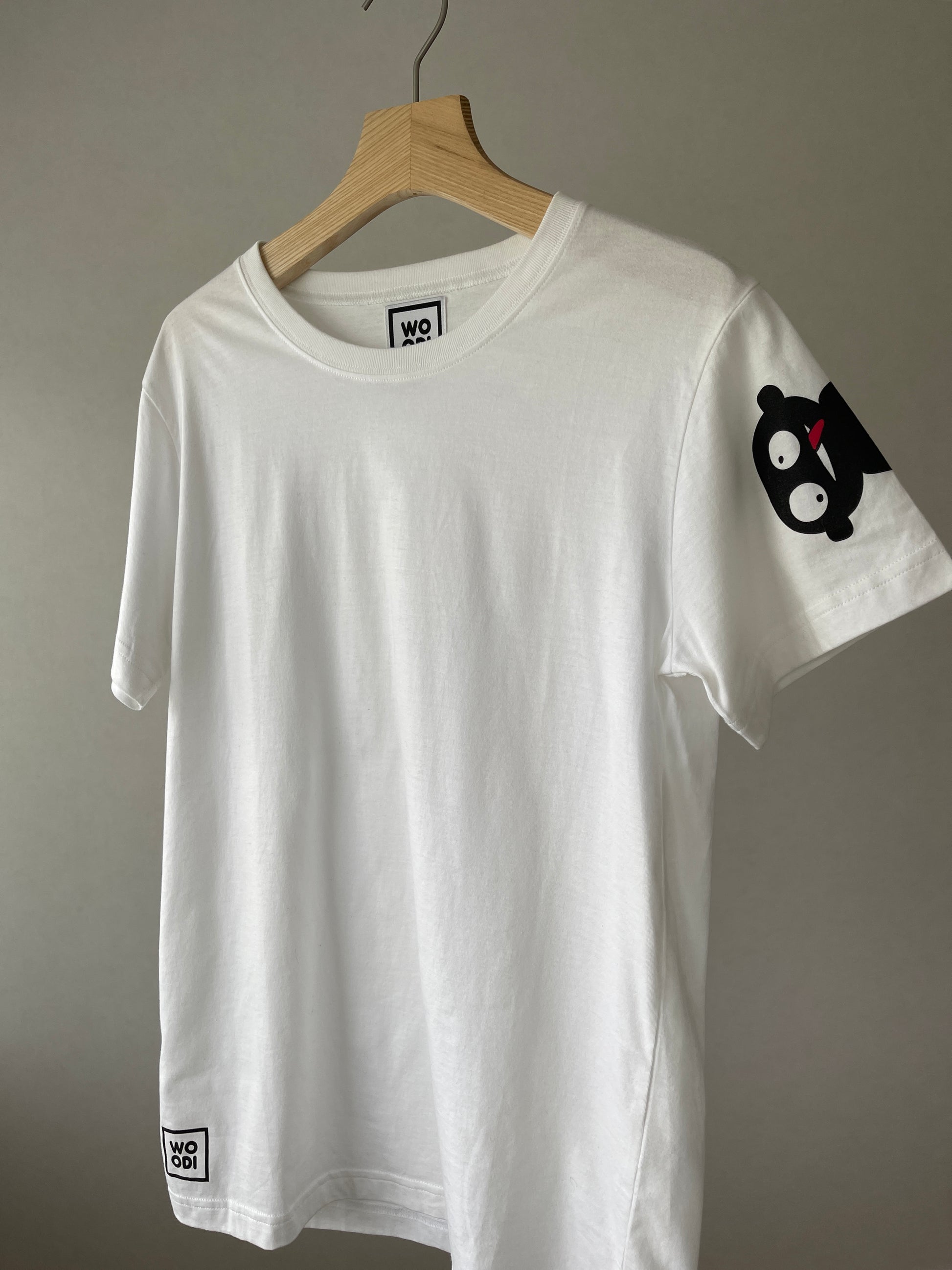 Regular fitted crewneck t-shirt. Cut from 100% superfine cotton, the shape makes it ideal for any occasion.    Colour: white Print: teddy character printed on the right arm sleeve and WOODI logo,  printed on the left side at the bottom Materia