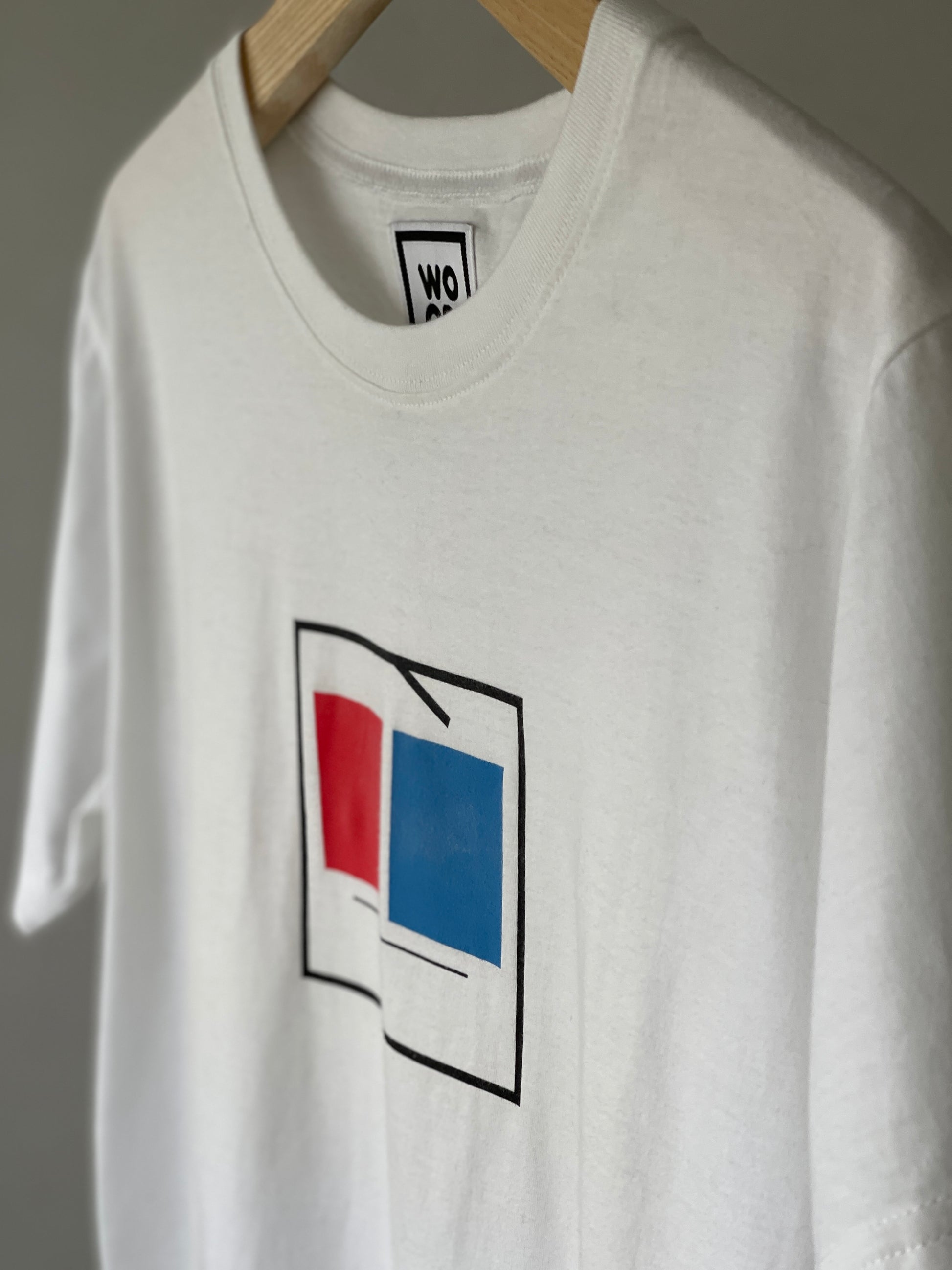 Regular fitted crewneck t-shirt. Cut from 100% superfine cotton, the shape makes it ideal for any occasion. The perfect piece for layering or wearing on its own.  Colour: white Print: WOODI square character Material: 100%  cotton